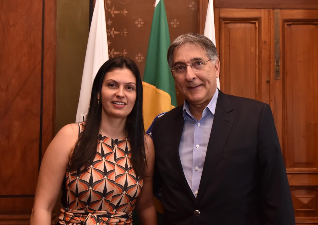 Prefeita Marcella assina contrato para asfaltos em Pirapora