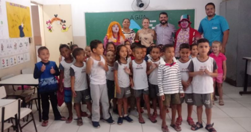 Alunos do pré-escolar Arco-íris participam do mutirão de limpeza no bairro