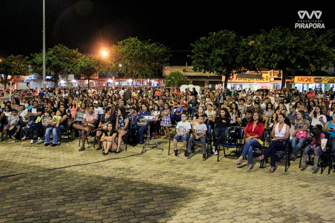 Cinema na Praça atrai centenas de pessoas para Orla Fluvial