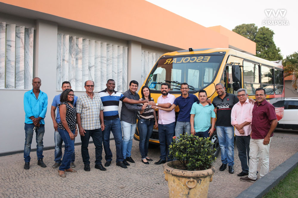 Pirapora recebe ônibus escolar do Governo de Minas