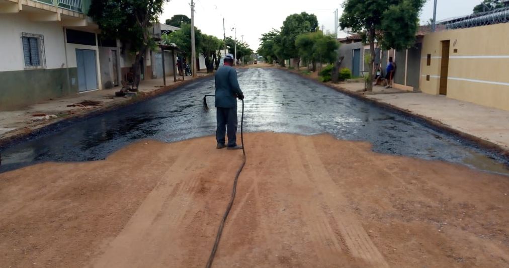 Após fortes chuvas, pavimentação asfáltica do Bairro Industrial continua