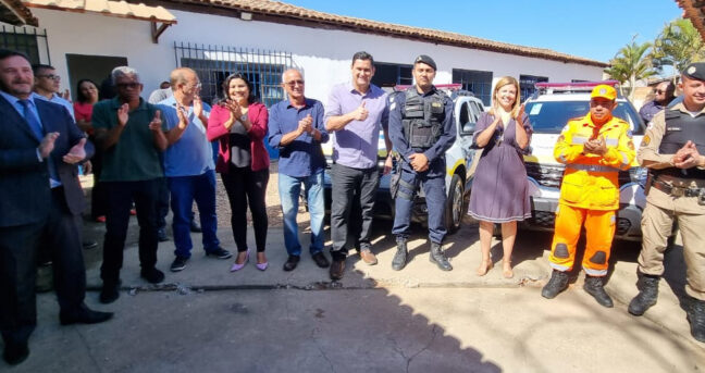 Prefeitura entrega duas viaturas novas para GCM