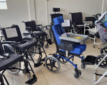 Entrega de Cadeiras de Roda para APAE