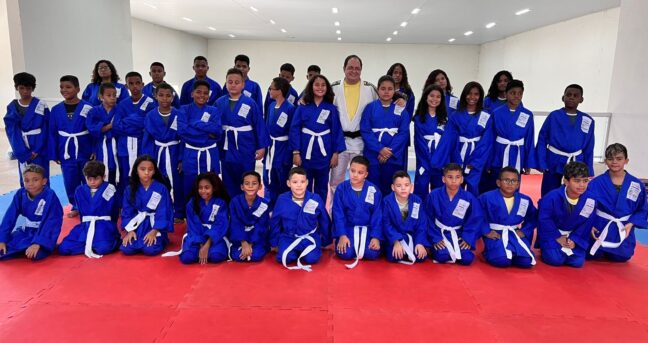 Com apoio da Prefeitura de Pirapora, dezenas de crianças são contempladas com uniformes para projeto de judô gratuito