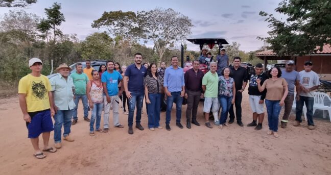 Comunidade Aarão Reis recebe trator zero Km da Prefeitura