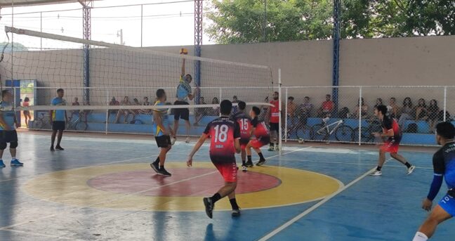 Triangular de vôlei agitou a quadra do Bairro São João