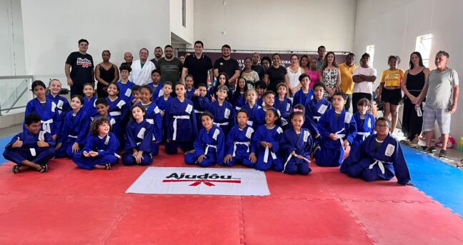 Kits de judô são distribuídos, gratuitamente, para dezenas de crianças piraporenses