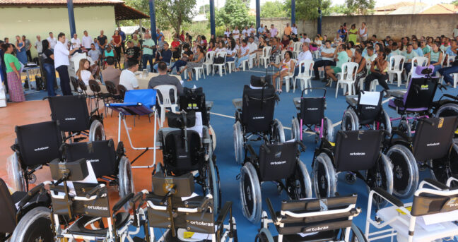 Prefeitura, Sesau e Apae entregam cadeiras de rodas