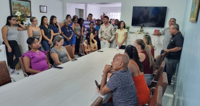 PREFEITO RECEBE NO GABINETE SERVIDORES EFETIVOS