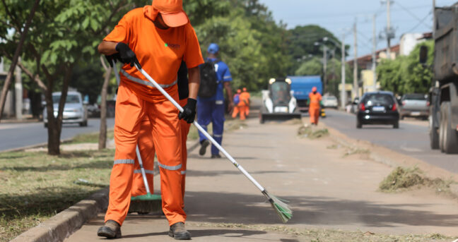 Limpeza urbana.  Ajude a manter a cidade limpa!