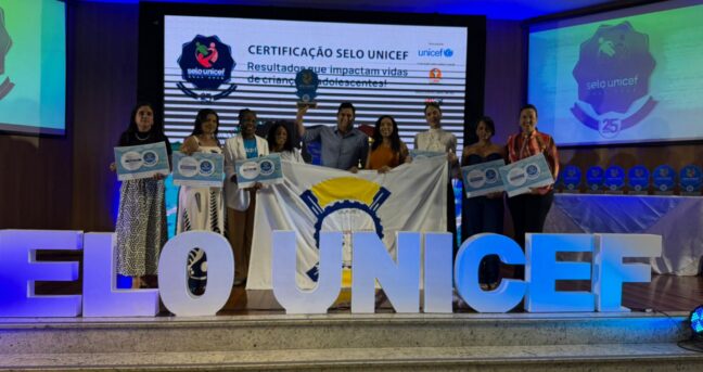 Prefeito Alex Cesar recebe o certificado do Selo UNICEF