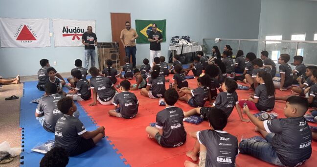 Projeto Mais Judô distribuiu 100 kits completos para jovens piraporenses