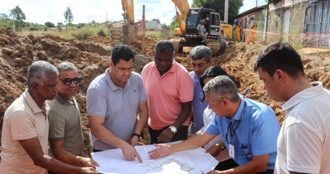 Prefeito Alex Cesar visita obra de elevatória de esgoto no Bom Jesus II