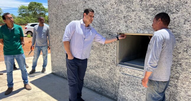 Prefeito vistoria obras do novo cemitério vertical