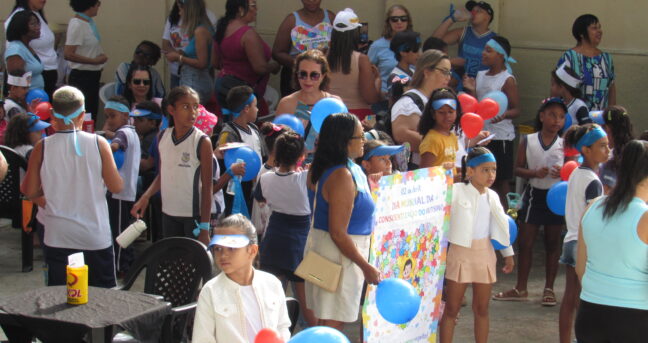 Escola Rui Barbosa promove mobilização em prol do autismo no Mercado Municipal